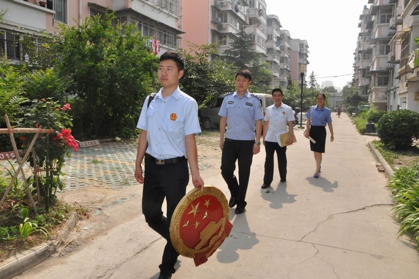 法官一行走进被告人所在的小区.jpg