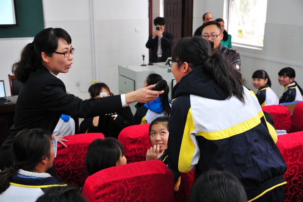 2014年3月4日，南宁市中院未审庭到南宁市北湖北路学校开展“关爱女童 预防性侵害”专题法制教育活动.JPG