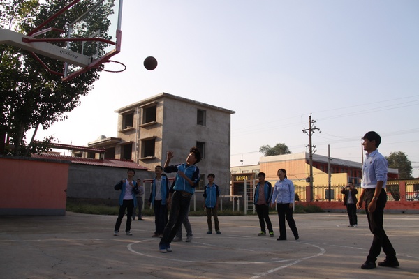 图⑤：法官为增强与孩子们的感情，开展了篮球友谊赛活动。.jpg