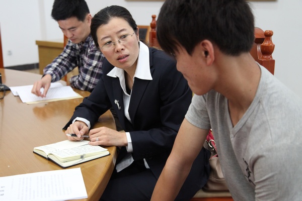 庭审结束后，“合适成年人”妇联的良主席对小亮进行耐心辅导，帮助其反省认识错误、重树生活信心.jpg