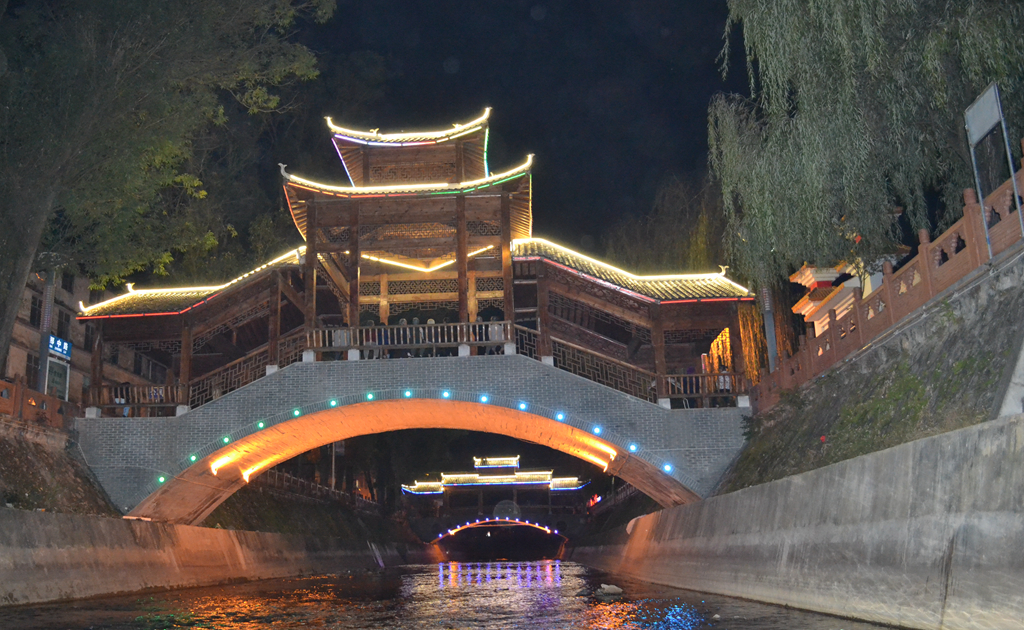 那坡风雨桥夜景.jpg