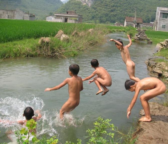 顽童戏水.jpg