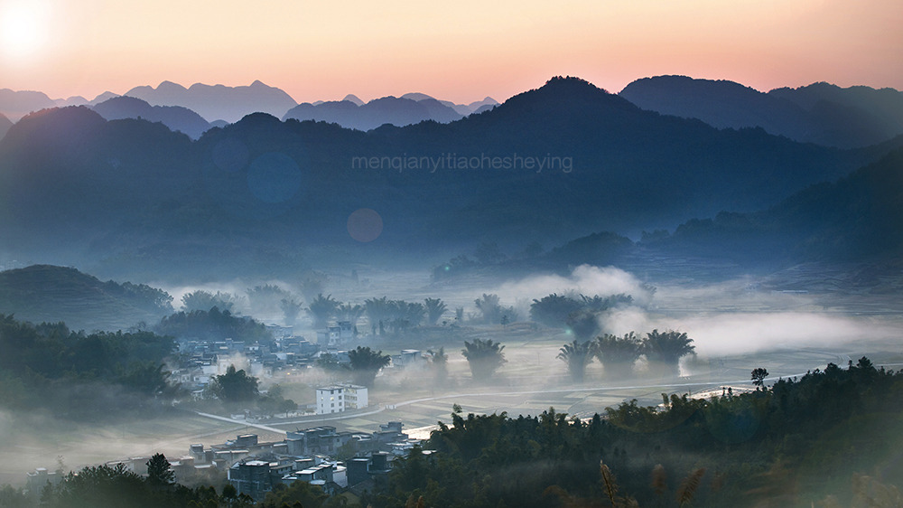 晨雾绕山村.jpg