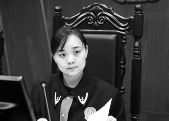 穿法袍的“女汉子”