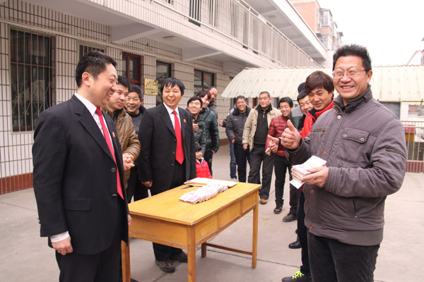 图为 1月31日，14名农民工喜领工资款，并竖起大拇指对法官进行赞许。.jpg