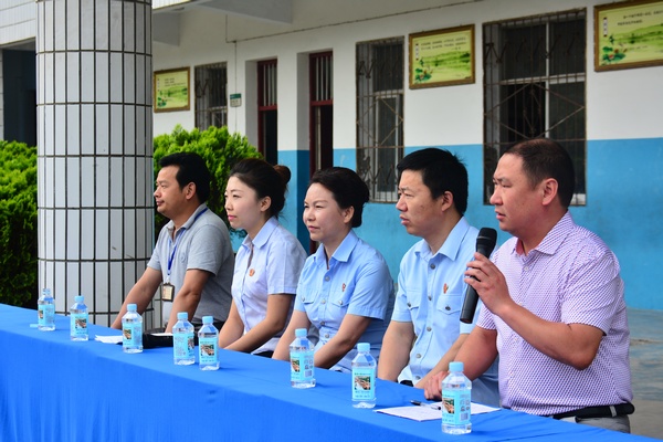 学校领导介绍送法进校园的法官.JPG