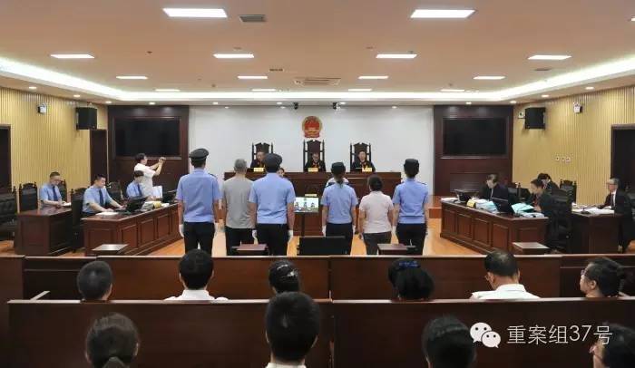 哈尔滨市中级人民法院公开开庭审理被告人张明杰犯贪污罪、受贿罪、滥用职权罪，被告人王绍玉犯贪污罪一案庭审现场。 图/哈尔滨中院官网