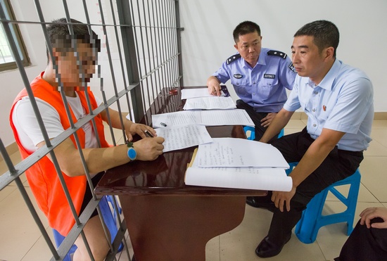 图为执行法官到拘留所询问当事人陈某某和程某，两人当场写下检讨书表示悔过。.jpg