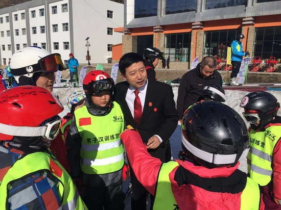 图为吴希林在滑雪场为冬令营小朋友讲解安全防范措施。.jpg