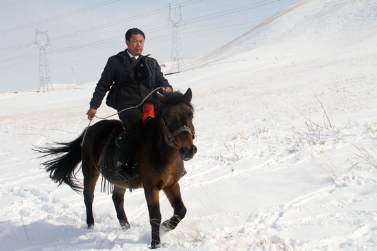 大雪封山后骑马办案.jpg