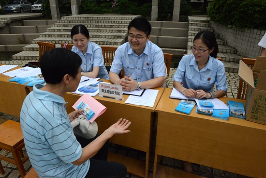 吴兴法院阳光司法公开站活动中耐心解答市民咨询.jpg