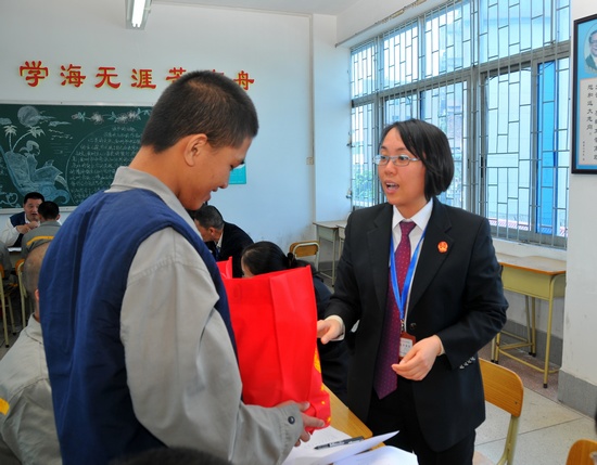 陈海仪法官到省未成年人管教所（少管所）与少年犯谈心、送学习用品.jpg