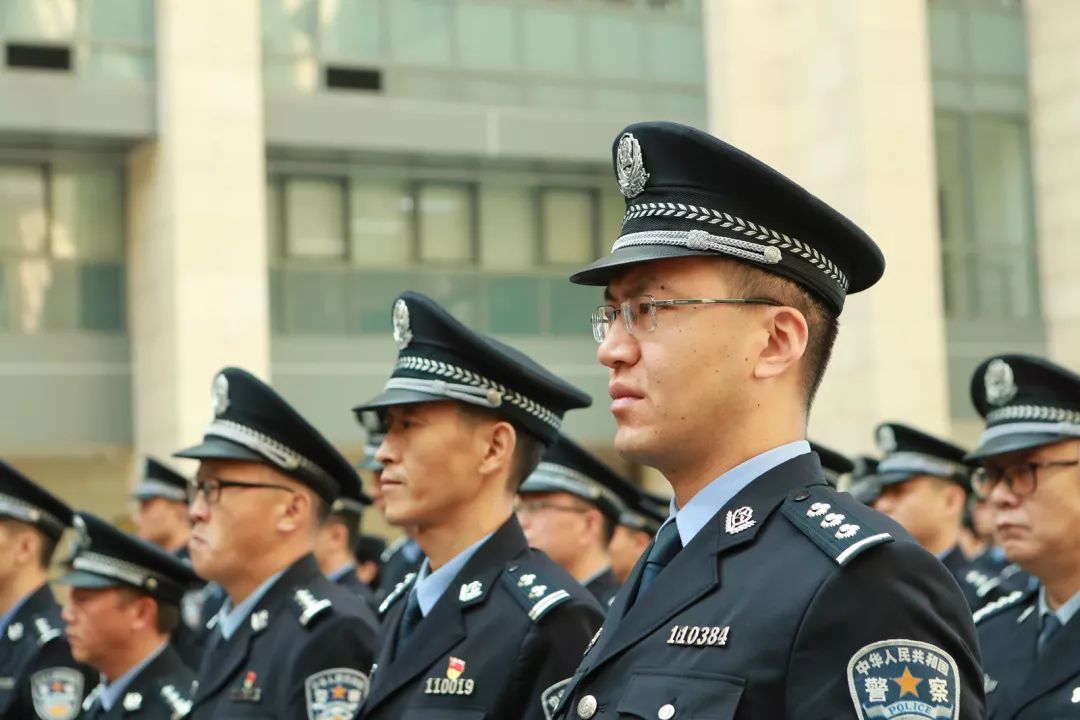中国审判-北京法院举行司法警察警衔首次授衔