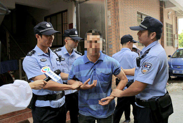 那些抗拒执行的"老赖"被当场抓捕