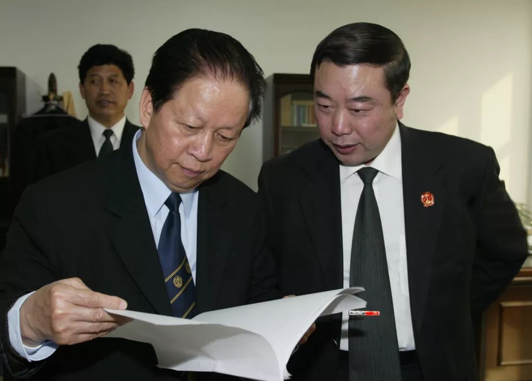 2004年4月27日,最高法院院长肖扬视察省法院