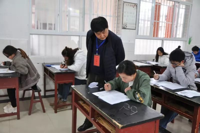 毕节中院院长任老师在毕节初中巡考v院长明星烟台考点图片