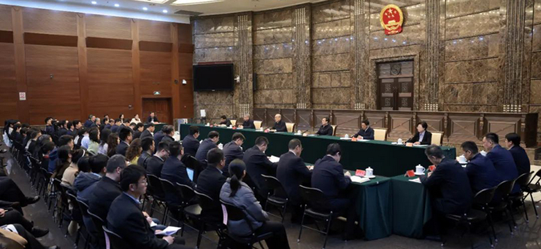 最高法领导看望法院系统全国两会服务保障工作人员