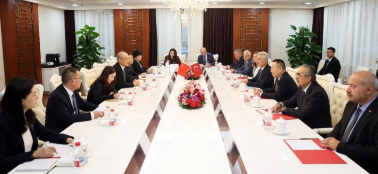 张军会见土耳其最高行政法院院长泽基·伊伊特